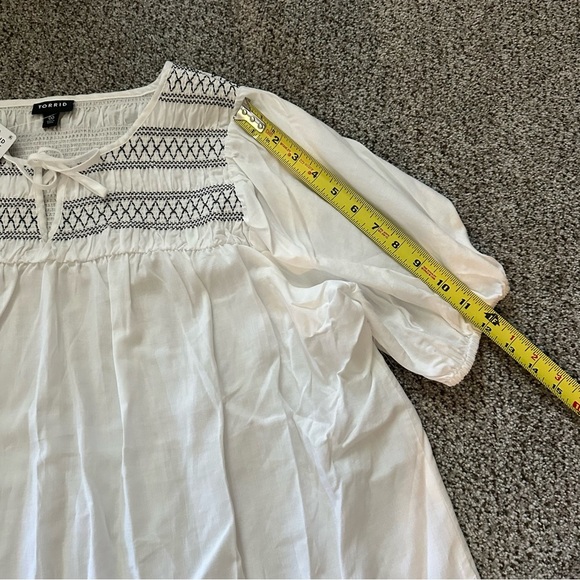 TORRID 00 XL 0X White Cotton Blouse Black Stitch Detail R $49 - Picture 11 of 11